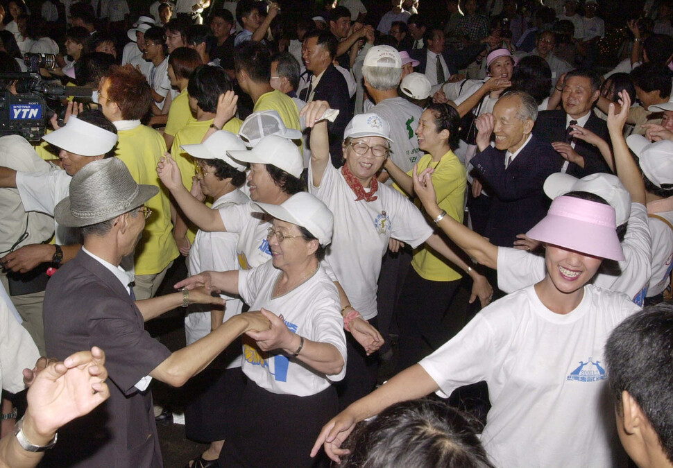 남북공동행사로 평양에서 치러진 2001년 8·15민족통일대축전 모습. 사진공동취재단