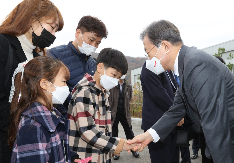 문재인 대통령이 6일 오전 충남 공주시 중앙소방학교에서 열린 제58주년 소방의 날 기념식에서 독도 헬기 추락 사고로 순직한 고 서정용 정비사의 부인 김은하씨와 자녀들을 위로하고 있다. 공주/청와대사진기자단