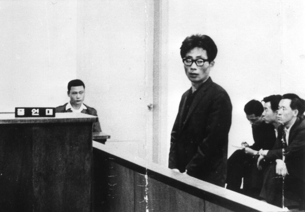 1965년 발표한 단편소설 ‘분지’ 때문에 보안법 위반 혐의로 구속된 작가 남정현이 1967년 5월2일 1심 법정에서 재판을 받고 있다. 한승헌 제공