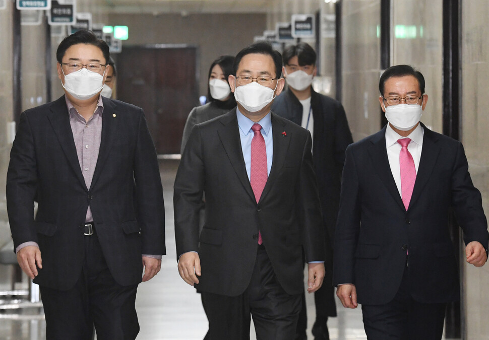 국민의힘 주호영 원내대표(가운데)와 이종배 정책위의장(오른쪽), 김성원 원내수석부대표(왼쪽)가 29일 오전 국회에서 열린 원내대책회의에 들어서고 있다. 공동취재사진