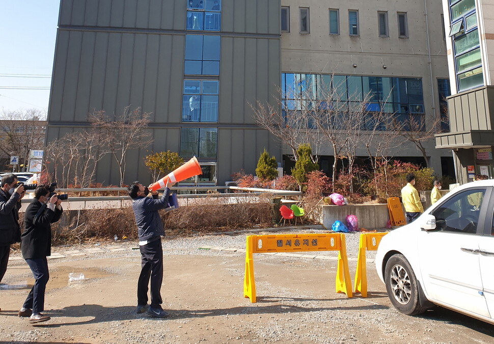 27일 광주시 광산구 운남동의 광주티시에스(TCS)국제학교 앞에서 한 주민이 코로나19 집단감염에 대해 사과를 촉구하고 있다.