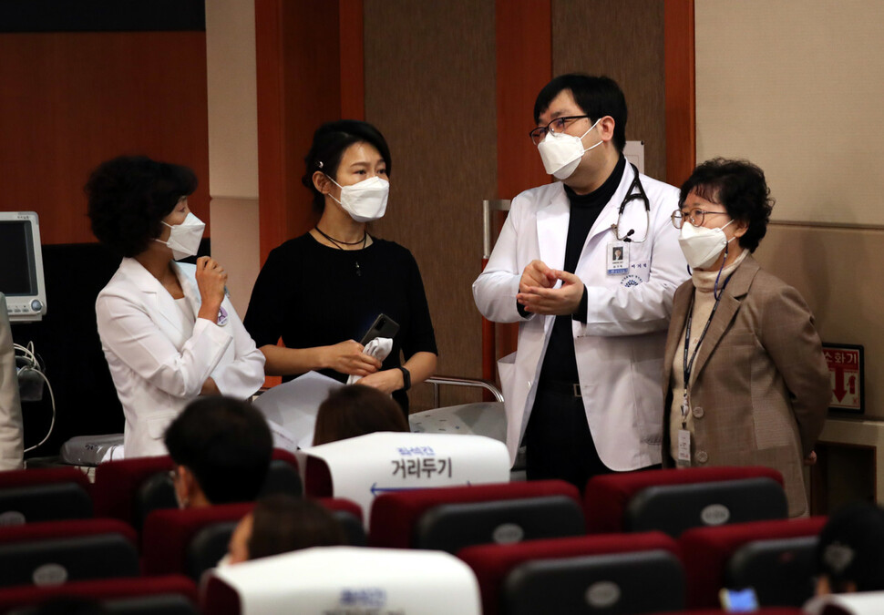 4일 오전 경기도 고양시 명지병원 대강당에서 진행된 백신 접종 현장에서 의료진들이 대화를 하고 있다. 백소아 기자