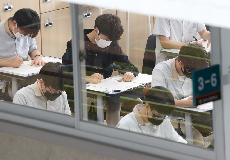 ‘6월 수능 모평 시작’ 2022학년도 대학수학능력시험 모의평가가 치러지는 3일 강원 춘천시 성수고등학교에서 3학년 학생들이 시험을 치르고 있다. 춘천/연합뉴스 ‘6월 수능 모평 시작’ 2022학년도 대학수학능력시험 모의평가가 치러지는 3일 강원 춘천시 성수고등학교에서 3학년 학생들이 시험을 치르고 있다. 춘천/연합뉴스