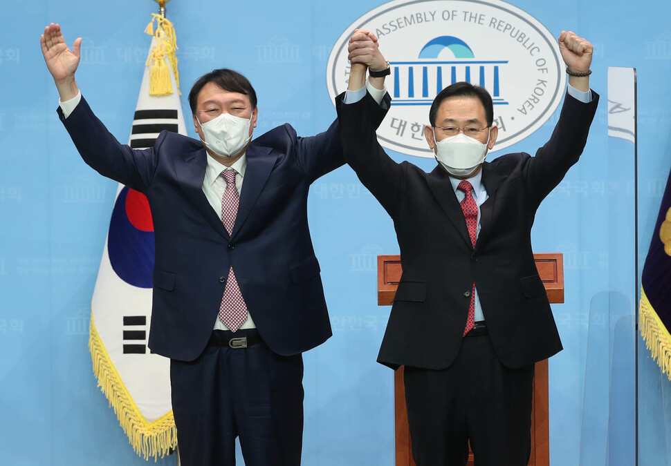 국민의힘 윤석열 대선 경선 후보(왼쪽)와 선거대책위원장으로 합류한 주호영 의원이 지난 17일 오전 서울 여의도 국회 소통관에서 공동 기자회견을 가진 후 손을 맞잡아 들어 인사하고 있다. 국회사진기자단 국민의힘 윤석열 대선 경선 후보(왼쪽)와 선거대책위원장으로 합류한 주호영 의원이 지난 17일 오전 서울 여의도 국회 소통관에서 공동 기자회견을 가진 후 손을 맞잡아 들어 인사하고 있다. 국회사진기자단
