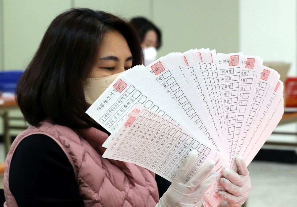 20대 대통령선거를 일주일 앞둔 2일 오전 서울 동대문구선관위 1층 회의실에서 직원 및 관계자들이 투표용지를 검수하고 있다. 김혜윤 기자