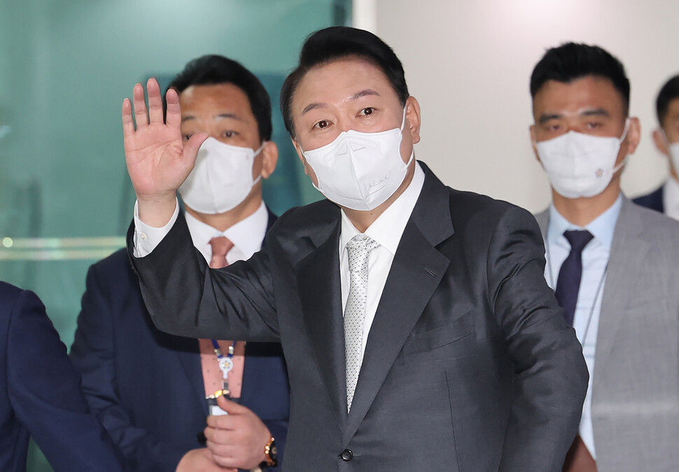 윤석열 대통령이 12일 오전 서울 용산 대통령실 청사로 출근하고 있다. 연합뉴스