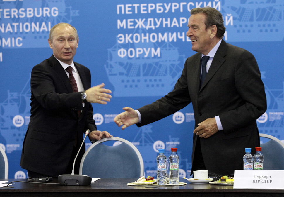 블라디미르 푸틴 러시아 대통령과 게르하르트 슈뢰더 전 독일 총리가 지난 2012년 6월 러시아 상트페테르부르크에서 열린 경제포럼에 참석했을 때의 모습. AP 연합뉴스