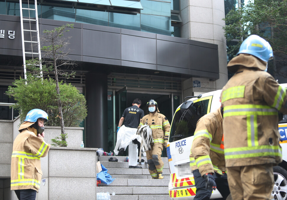 9일 대구 수성구 범어동 법원 뒤 빌딩 건물에서 불이 나 7명이 숨진 가운데 국립과학수사연구원과 경찰, 소방 등 관계기관이 합동 감식에 나서고 있다. 연합뉴스