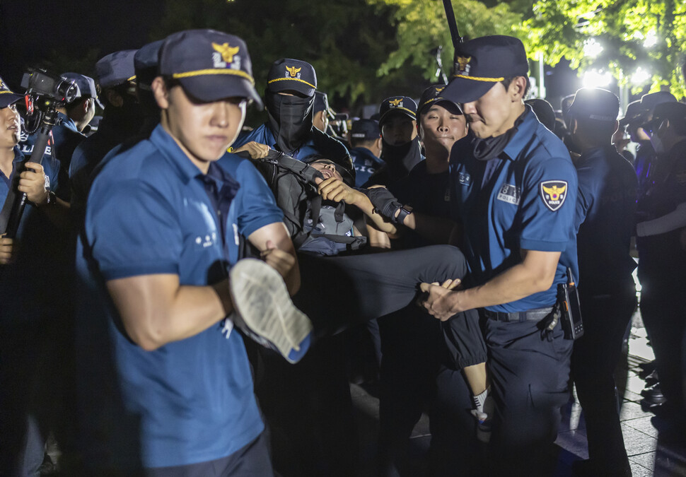 경찰이 서울 중구 파이낸스빌딩 앞 인도에서 8일 새벽까지 진행된 비정규직 이제그만 공동투쟁(공동투쟁) 노숙집회 참가자들을 강제 해산시키고 있다. 연합뉴스