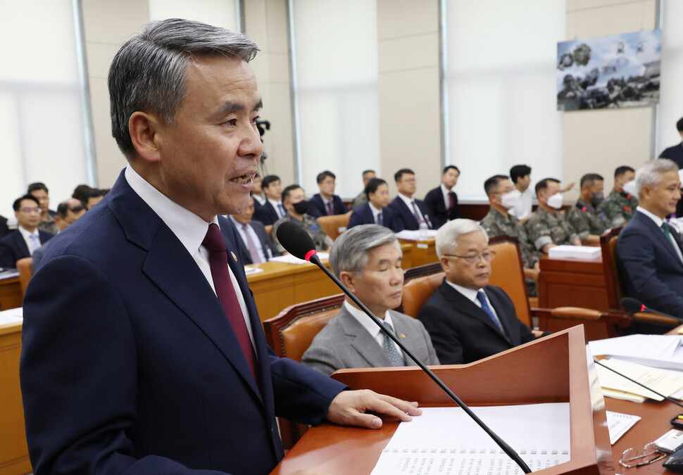 이종섭 국방부 장관이 21일 국회에서 열린 국방위원회 전체회의에서 현안보고를 하고 있다. 연합뉴스