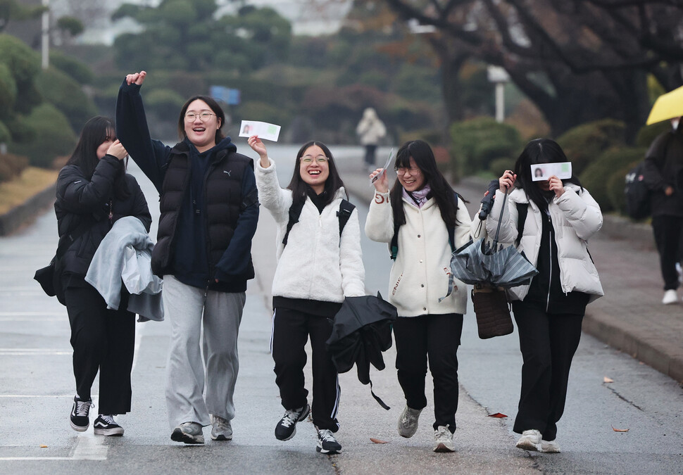 2024학년도 대학수학능력시험일인 16일 오후 경기도 수원시 팔달구 영복여자고등학교에서 시험을 마친 수험생들이 환하게 웃으며 시험장을 나오고 있다. 수원/연합뉴스