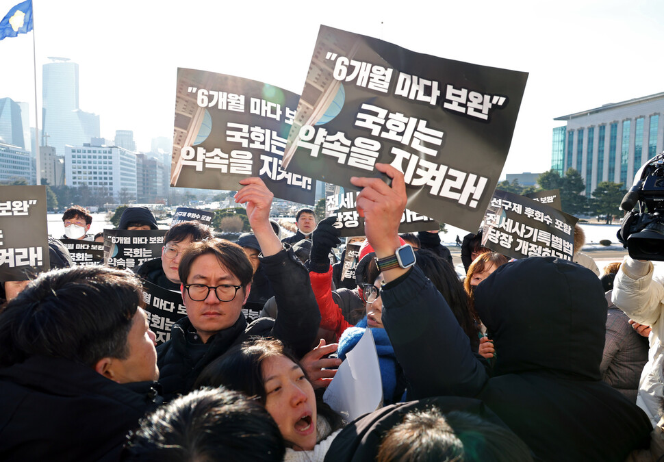 전세사기·깡통전세 피해자들이 21일 국회 본청 앞에서 “피해자들의 보증금 회수방안을 담은 특별법 처리”를 촉구하고 있다. 강창광 선임기자