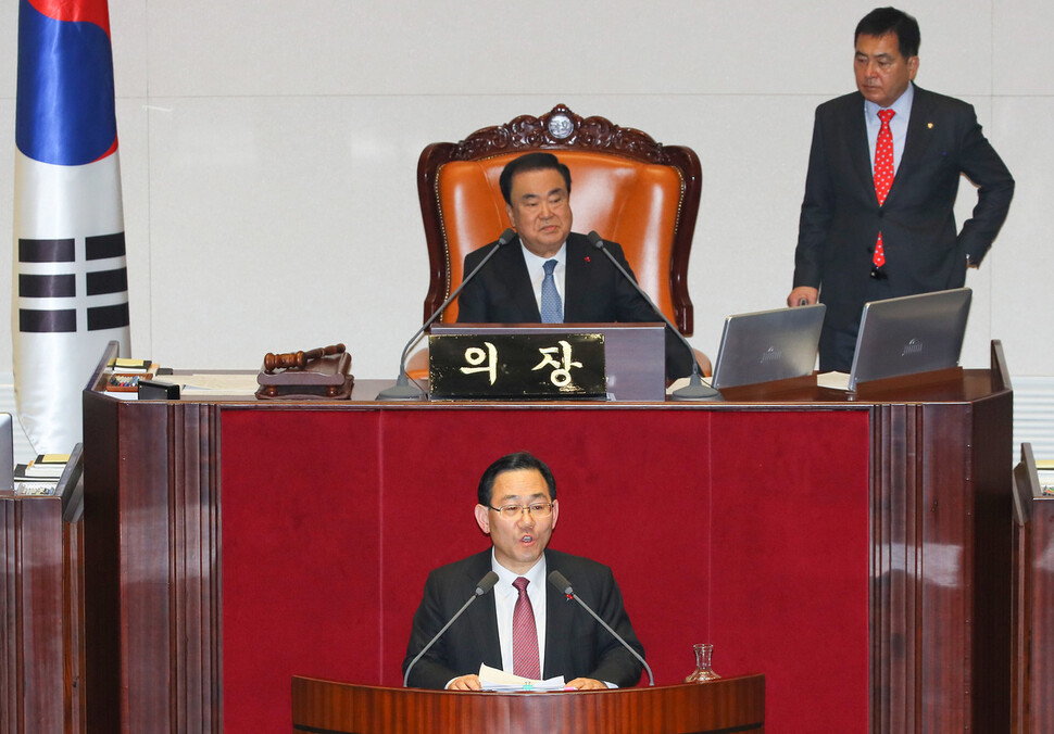 주호영 당시 자유한국당 의원이 지난해 12월23일 오후 국회 본회의에서 ‘선거법 개정안'에 대해 무제한 토론을 시작하고 있다. 연합뉴스