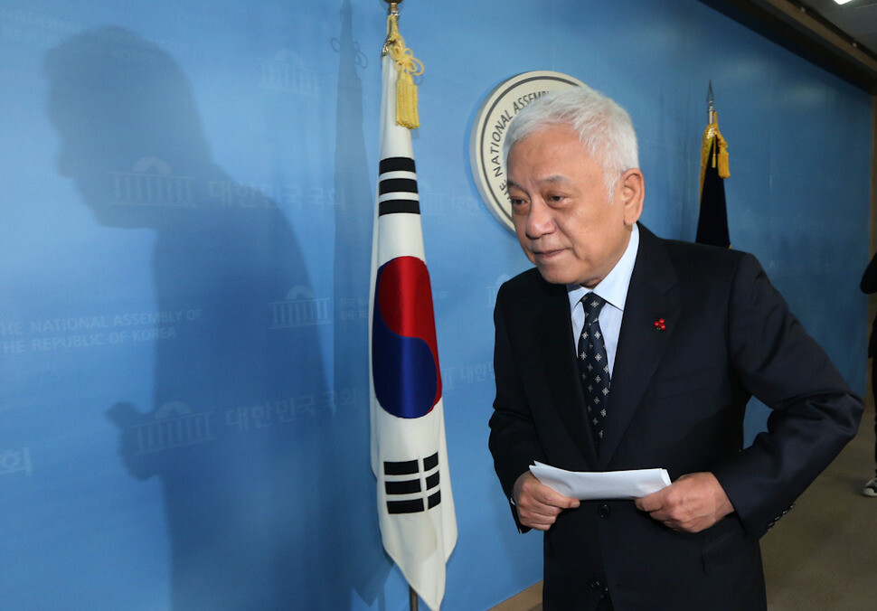 지난 2016년 1월3일 김한길 당시 새정치민주연합 공동대표가 국회에서 기자회견을 열어 탈당을 선언한 뒤 회견장을 나서고 있는 모습. 19대 대선에서 안철수 후보를 지원한 뒤에는 폐암으로 투병 중인 것이 알려졌다가 최근 윤석열 캠프에서 영입 소식이 전해졌다. <br>이정우 선임기자 woo@hani.co.kr 지난 2016년 1월3일 김한길 당시 새정치민주연합 공동대표가 국회에서 기자회견을 열어 탈당을 선언한 뒤 회견장을 나서고 있는 모습. 19대 대선에서 안철수 후보를 지원한 뒤에는 폐암으로 투병 중인 것이 알려졌다가 최근 윤석열 캠프에서 영입 소식이 전해졌다. <br>이정우 선임기자 woo@hani.co.kr