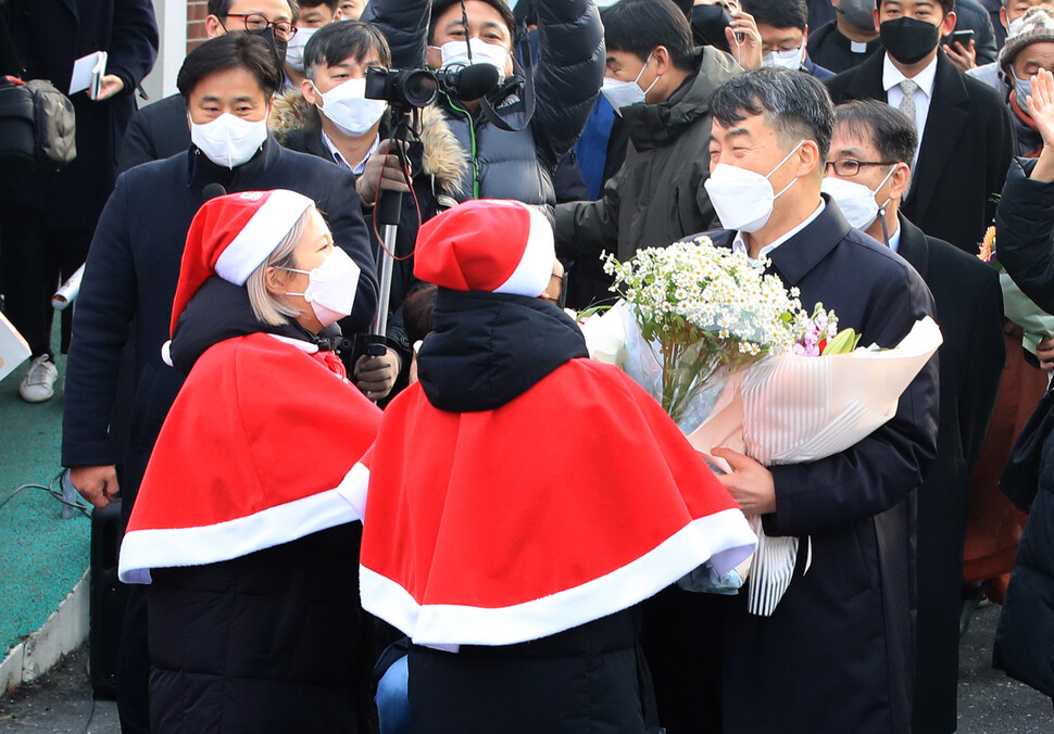 이석기 전 통합진보당 의원이 24일 오전 대전교도소 앞에서 지지자에게 꽃다발을 받고 있다. 대전/박종식 기자