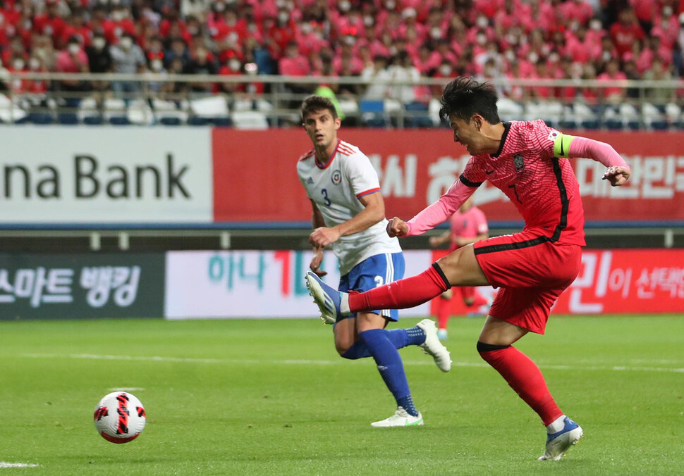 6일 오후 대전월드컵경기장에서 열린 남자 축구 국가대표팀 평가전 대한민국 대 칠레의 경기에서 대한민국 손흥민이 강하게 공을 차고 있다. 대전/김혜윤 기자