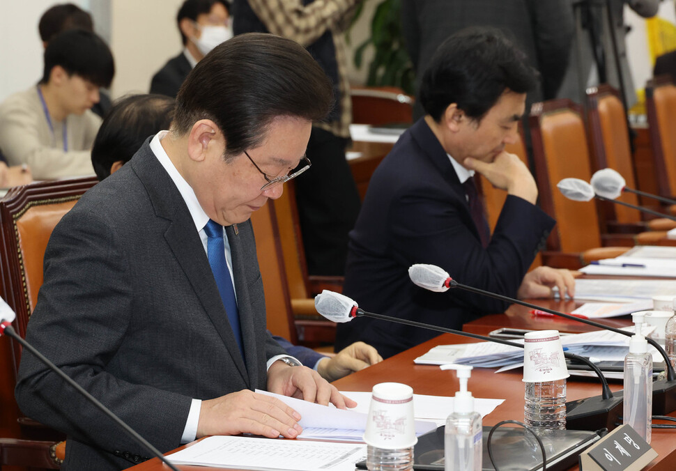더불어민주당 이재명 대표가 23일 국회에서 열린 국방위원회 전체회의에 참석해 자료를 보고 있다. 연합뉴스