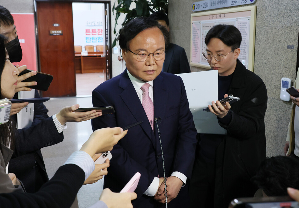 국민의힘 김재원 최고위원이 1일 오전 국회에서 열린 최고위원회의에 참석한 뒤 취재진의 질문에 답하고 있다. 연합뉴스