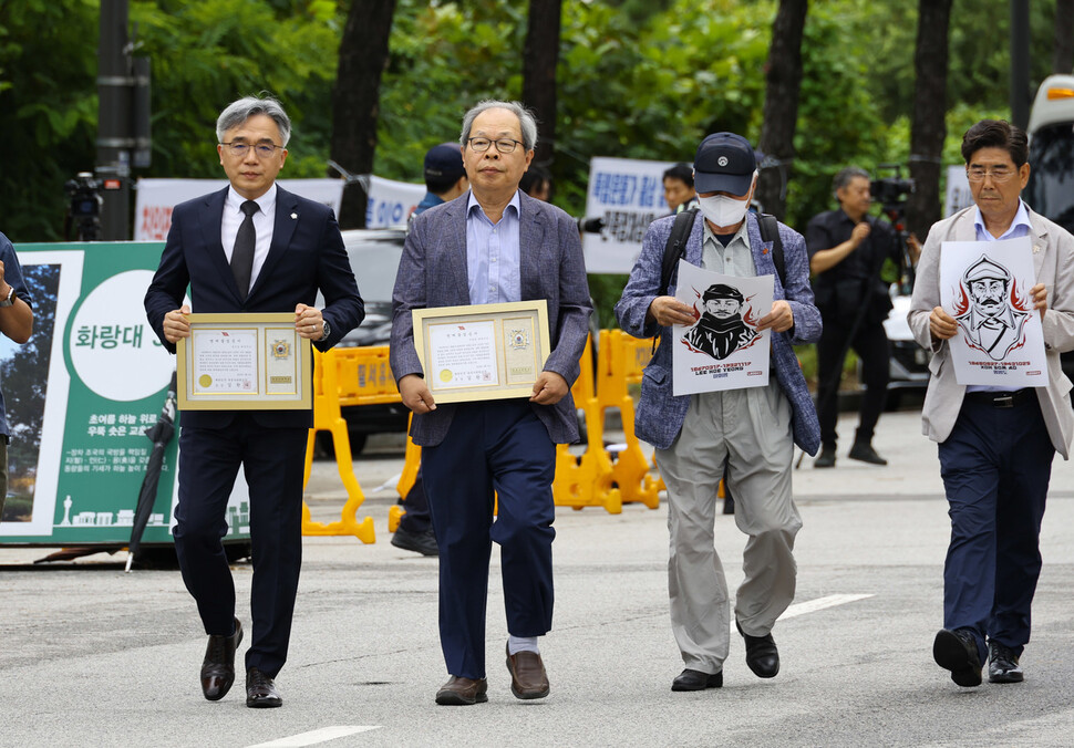 독립운동가 후손들이 15일 오후 홍범도 장군 흉상 이전에 반발해 육사 명예 졸업증을 반납하기 위해 육사 정문 앞으로 이동하고 있다. 윤운식 선임기자