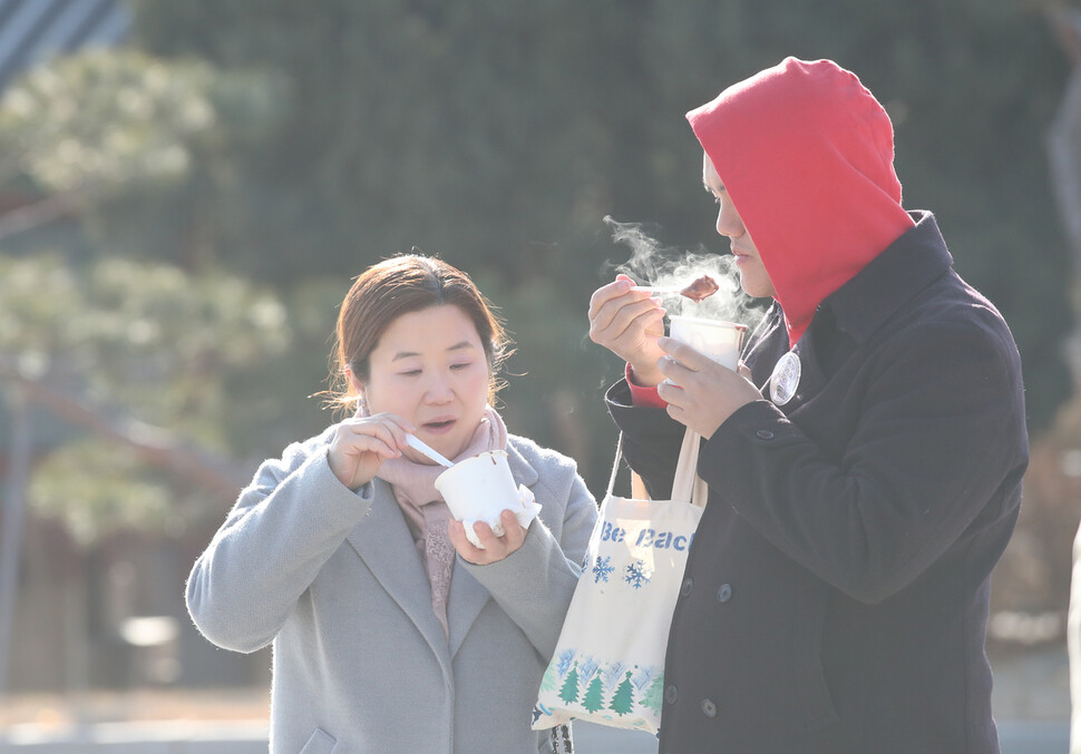 일년 중 밤이 가장 길고 낮이 가장 짧은 날인 동지를 사흘 앞둔 19일 오전 서울 종로구 국립민속박물관에서 열린 ‘동지팥죽 나누기’행사에서 시민들이 따뜻한 팥죽을 맛보고 있다. 백소아 기자