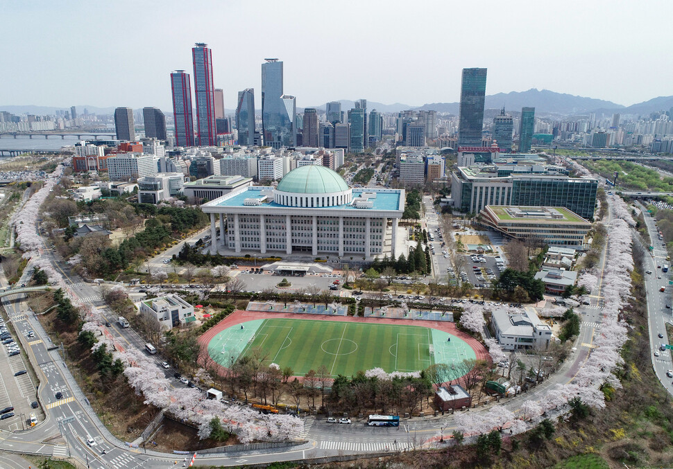 1일 오후 서울 여의도 윤중로 일대에 벚꽃이 만개해 있다.연합뉴스