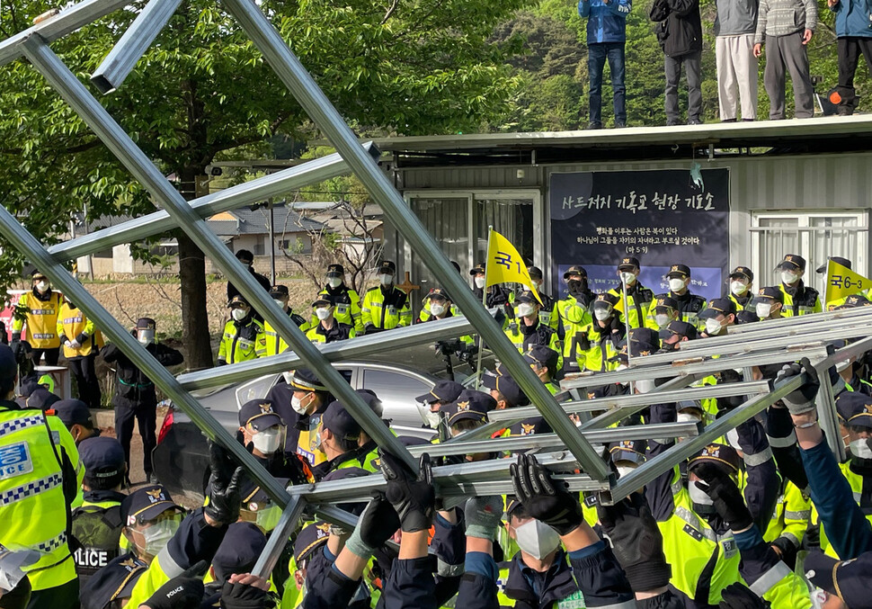 28일 오전 사드(THAAD·고고도미사일방어체계)기지 입구인 경북 성주군 초전면 소성리 마을회관 앞 도로에서 경찰이 연좌시위 중인 사드 반대단체 회원 및 주민 50여명을 강제 해산하고 있다. 연합뉴스