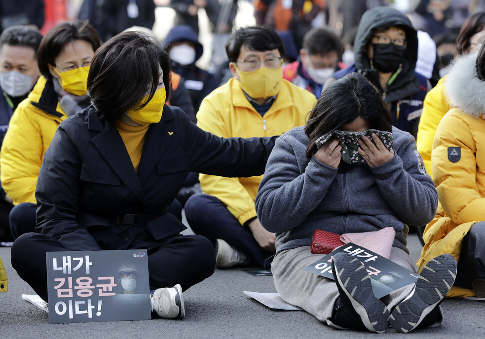 심상정 정의당 대선 후보(앞줄 왼쪽)가 7일 오후 ‘심상찮은 버스 6411'의 첫 행선지로 충남 태안화력발전소 앞에서 열린 고 김용균씨의 3주기 추모제에 참석해 김용균씨의 어머니 김미숙 김용균재단 이사장을 위로하고 있다. 태안/김명진 기자 littleprince@hani.co.kr