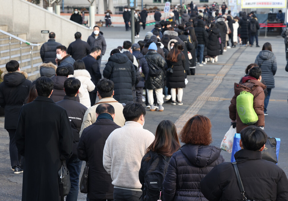 8일 오전 서울역광장에 마련된 임시 선별검사소에 시민들이 코로나 검사를 받기 위해 기다리고 있다. 연합뉴스