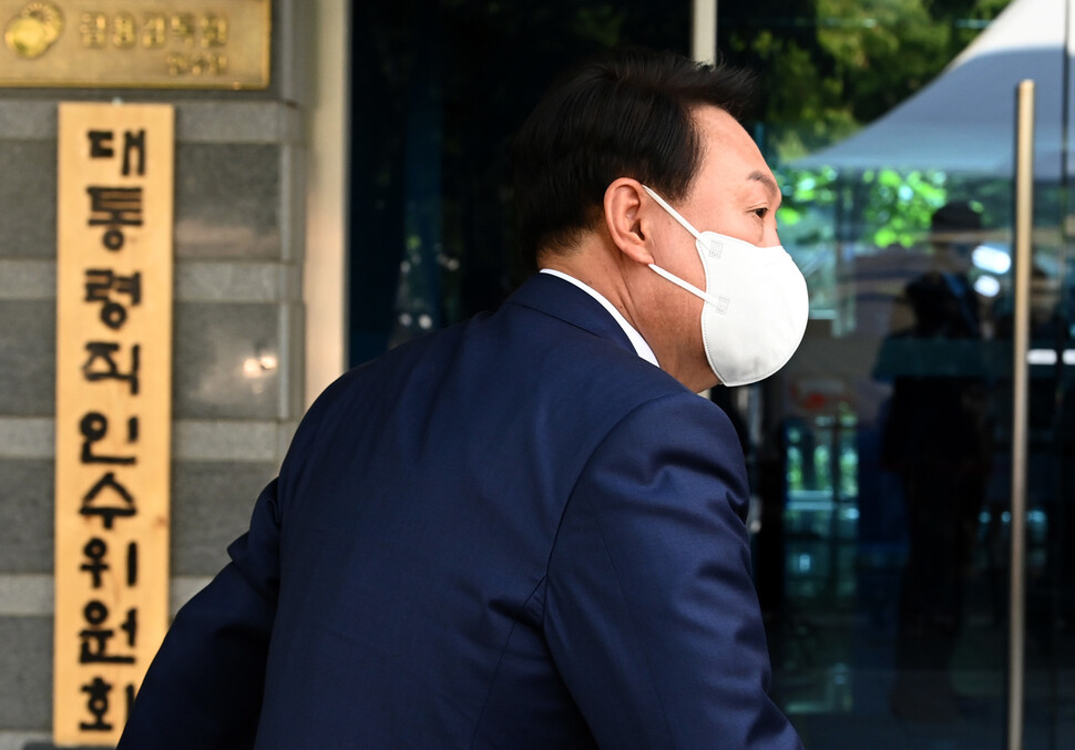 윤석열 20대 대통령 당선인이 3일 오후 오찬 일정을 마치고 서울 종로구 통의동 대통령직인수위 사무실로 복귀하고 있다. 공동취재사진
