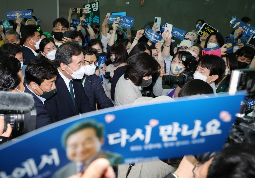 더불어민주당 이낙연 전 대표가 7일 오전 인천국제공항 2터미널에서 미국으로 출국 전 지지자들과 인사하고 있다. 연합뉴스