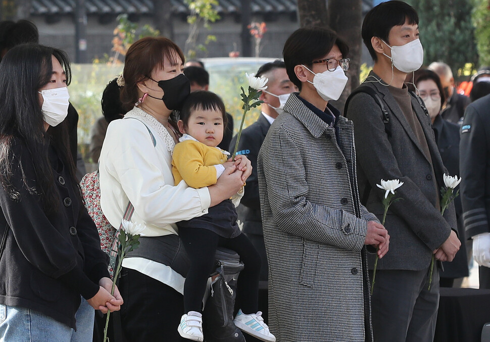 1일 오후 서울광장에 마련된 이태원 참사 희생자 합동분향소를 찾은 시민들이 헌화하기 위해 기다리고 있다. 신소영 기자 viator@hani.co.kr