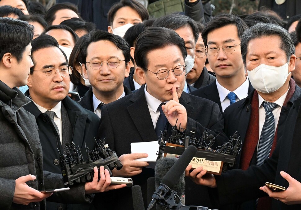 이재명 더불어민주당 대표가 ‘성남에프시(FC) 후원 의혹’ 사건과 관련해 10일 경기도 성남시 수원지방검찰청 성남지청으로 출석하고 있다. 입장을 밝히려던 이 대표가 지지단체와 반대단체들의 구호가 이어지자 손가락으로 조용히 해달라는 표시를 하고 있다. 사진공동취재단