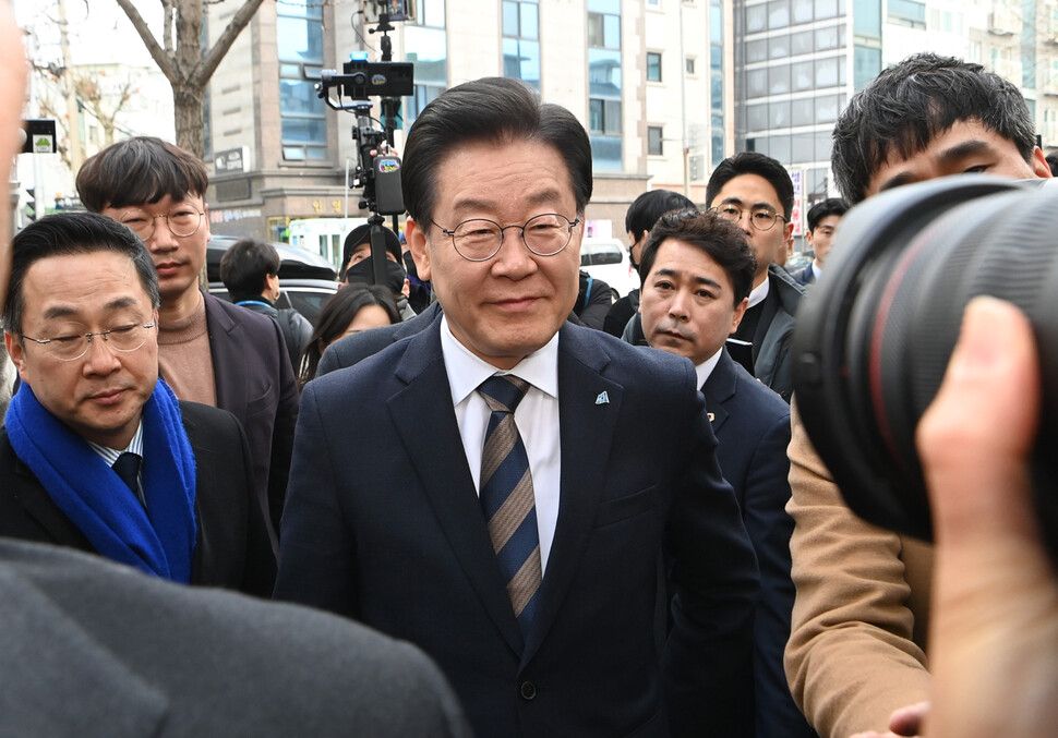 이재명 더불어민주당 대표가 16일 오전 서울 관악구 조원경로당에 난방비 지원 현장방문을 하고 있다. 공동취재사진