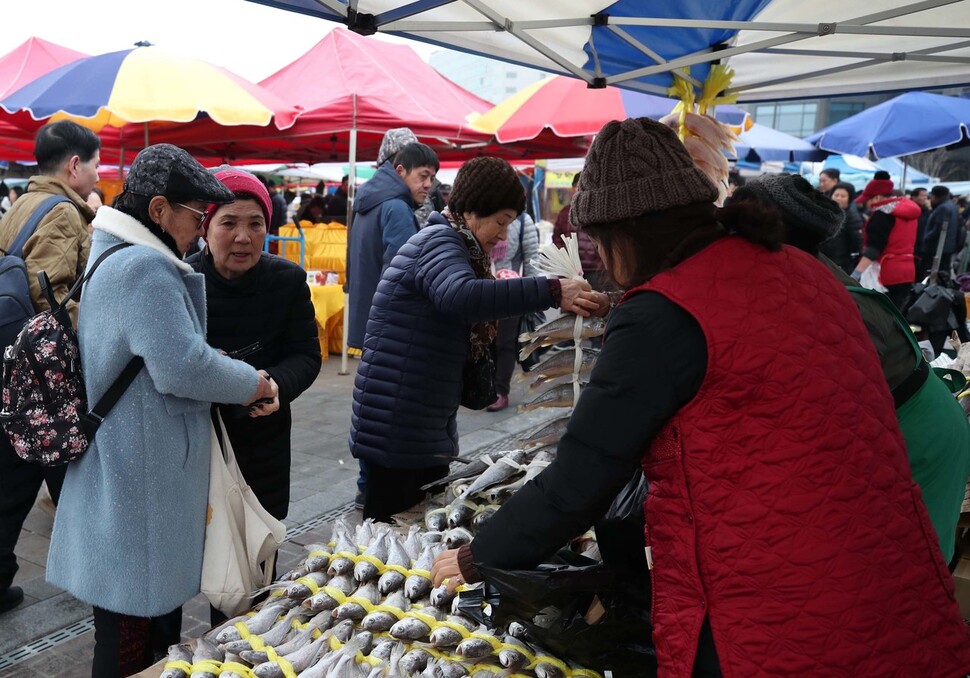 설연휴를 앞둔 19일 오전 경기도 성남 모란시장에서 시민들이 제수용품을 준비하고 있다. 성남/백소아 기자