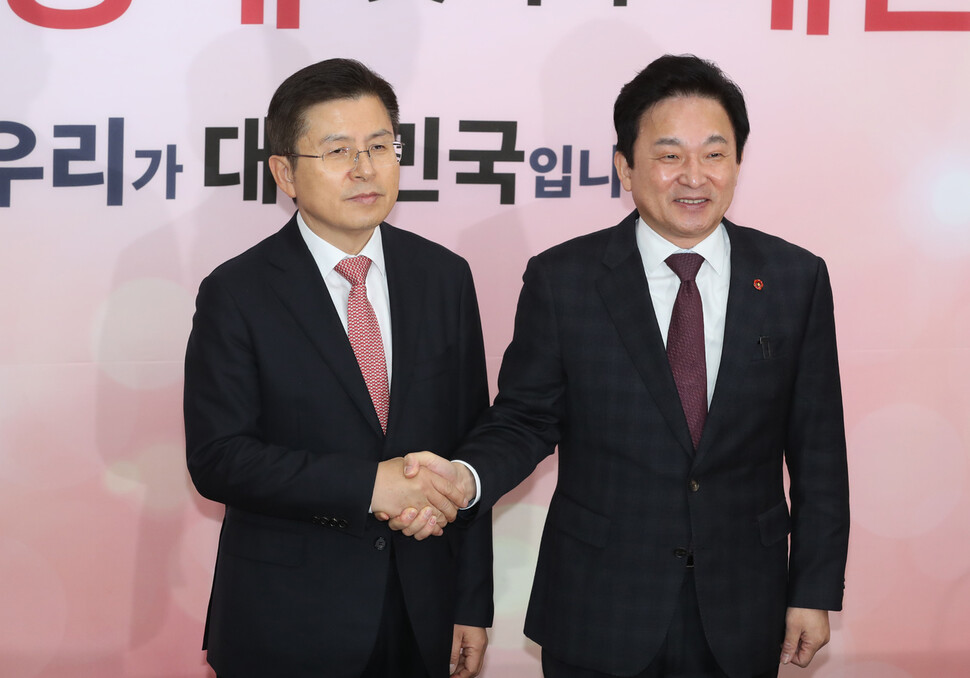 황교안 자유한국당 대표가 22일 오전 국회에서 통합신당 합류 의사를 밝힌 원희룡 제주도지사와 만나 악수하고 있다. 강창광 선임기자 chang@hani.co.kr