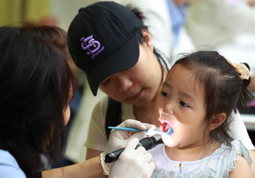 2018년 6월24일 서울 서초구청에서 열린 건강축제를 찾은 한 어린이가 치과 검진을 받고 있다. 연합뉴스