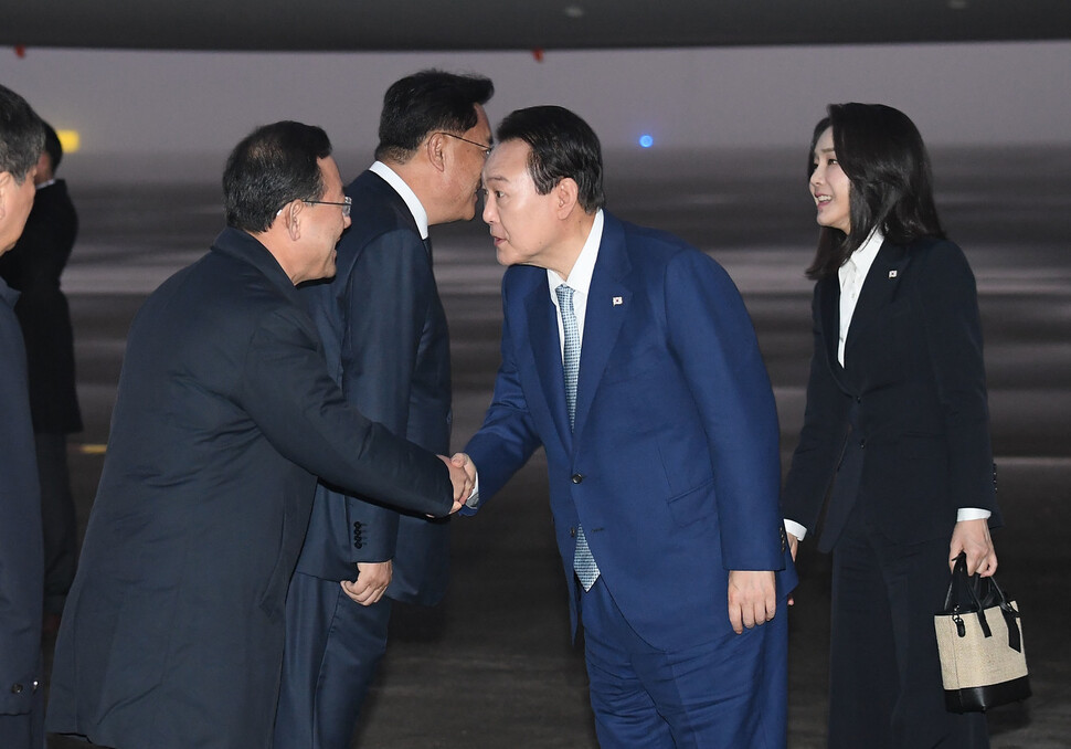 동남아시아 순방을 마친 윤석열 대통령과 부인 김건희 여사가 16일 경기도 성남 서울공항에 도착해 주호영 국민의힘 원내대표 등 환영인사들과 인사하고 있다. 대통령실사진기자단