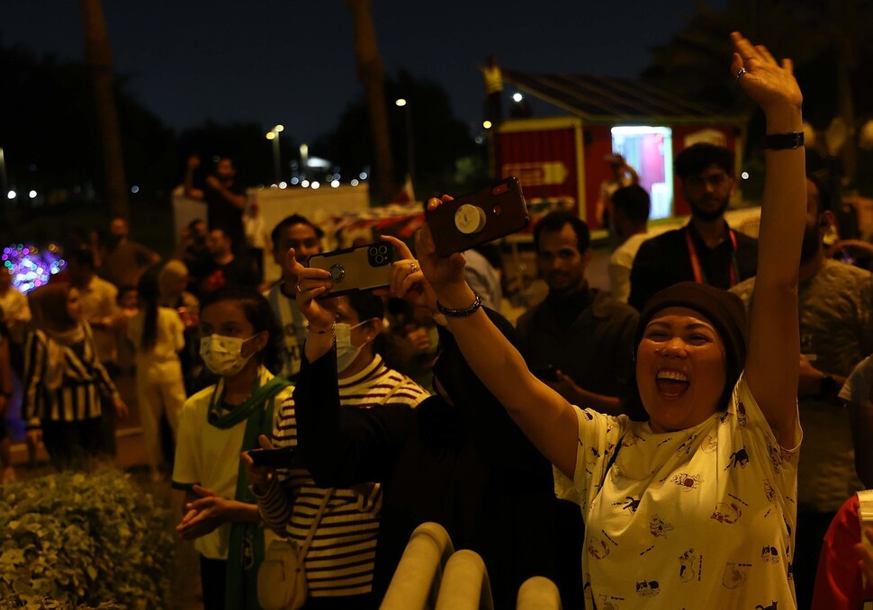 웰컴 투 카타르 행사 불꽃놀이가 끝나자 한 여성(맨 오른쪽)이 “밤하늘에 수를 놓아줘 고마워!”라고 소리치고 있다. 도하/김혜윤 기자