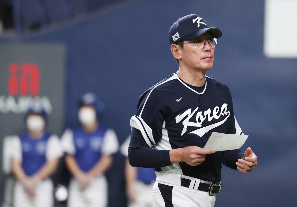 2023 세계야구클래식(WBC) 한국 대표팀 이강철 감독이 6일 도쿄 오사카 교세라돔에서 열린 일본 프로팀 오릭스 버펄로스와 경기에 앞서 라인업을 교환하고 있다. 오사카/연합뉴스