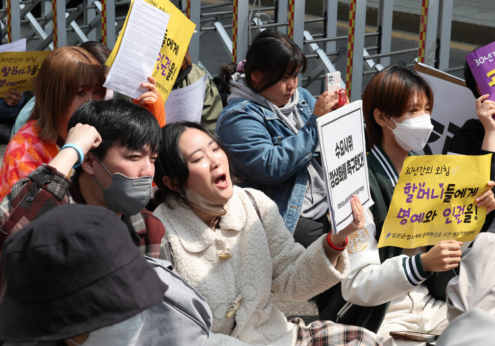 29일 낮 서울 종로구 평화의 소녀상 건너편에서 열린 제1589차 일본군성노예제 문제해결을 위한 정기 수요시위에서 참가자들이 구호를 외치고 있다. 백소아 기자
