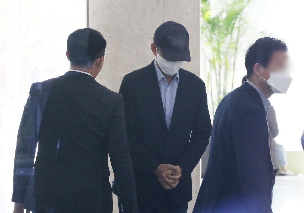 경기도 투자진흥과 팀장으로 재직 중이던 시절 용인 반도체 클러스터와 맞닿은 개발 예정지 바깥 토지를 자신의 가족 회사 명의로 매입해 투기 혐의로 구속된 ㄱ씨가 8일 오전 수원지방법원에서 열린 구속 전 피의자 심문(영장실질심사)에 출석하고 있다. 연합뉴스.