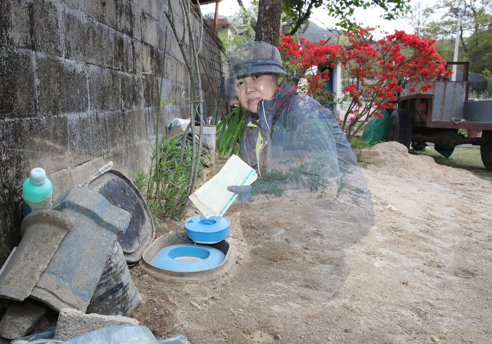 김애란씨가 충북 옥천군 대천리의 한 가정에서 수도검침을 하고 있다. 옥천/박종식 기자 anaki@hani.co.kr