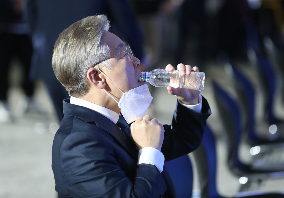 이재명 경기지사가 25일 오후 광주·전남 지역 순회경선이 열린 광주 김대중컨벤션센터에서 물을 마시고 있다. 광주/강창광 선임기자