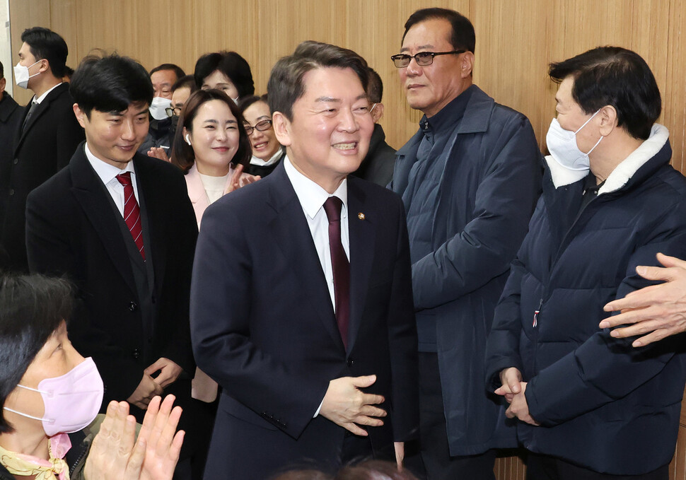 국민의힘 당권주자인 안철수 의원이 31일 오후 서울 강북문화예술회관에서 열린 강북구 당협 신년인사회에 참석하며 당원들과 인사를 나누고 있다. 연합뉴스