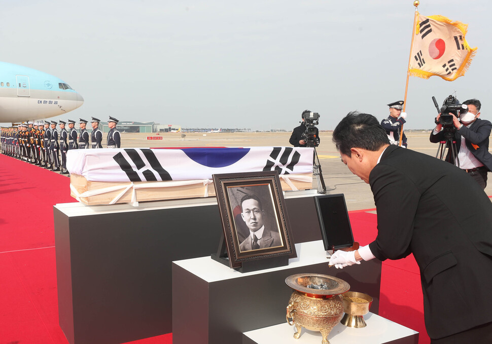 10일 황기환 애국지사 유해 영접행사에서 박민식 국가보훈처장이 분향하고 있다. 공항사진기자단