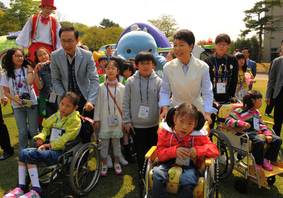 이명박 대통령 부부가 2011년 어린이날에 서해5도 초등학생, 어린이기자단을 비롯한 3백여명의 어린이들을 청와대로 초청해 녹지원에서 즐거운 시간을 보내고 있다. 청와대사진기자단