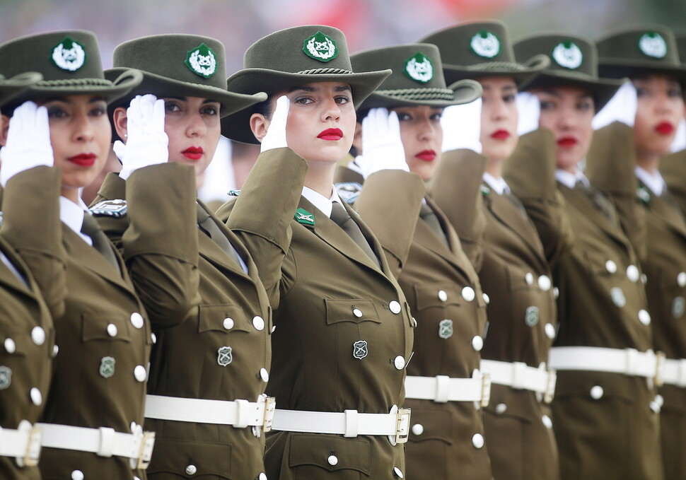 카라비네로스 여성 대원들이 행진하며 경례하고 있다. EPA 연합뉴스