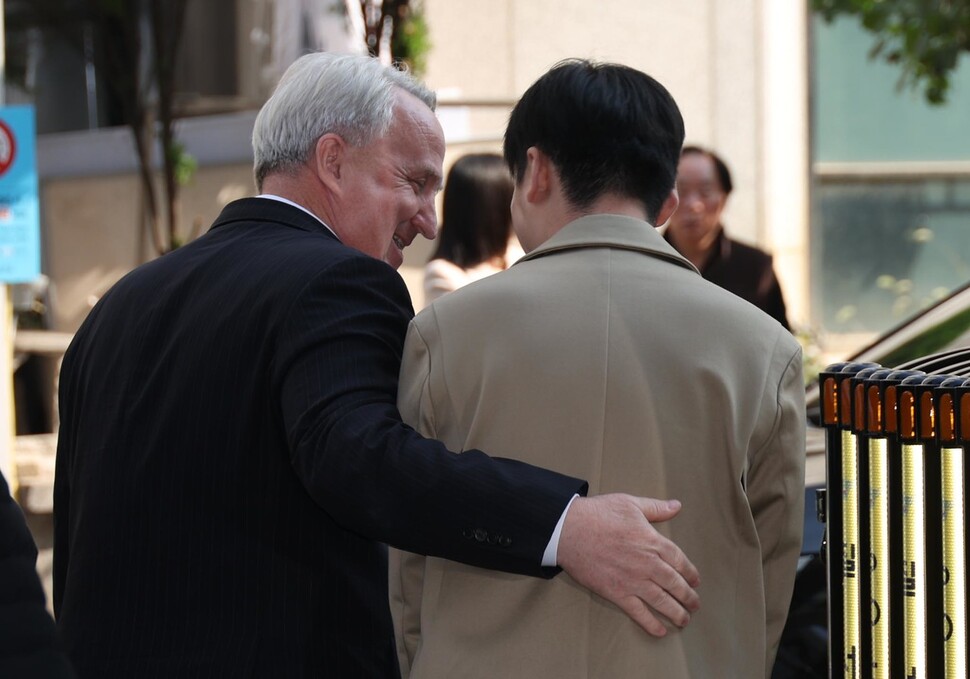 인요한 국민의힘 혁신위원장이 23일 서울 여의도 당사를 나서며 이야기하고 있다. 강창광 선임기자