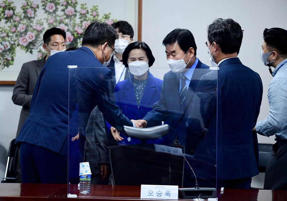 더불어민주당 김진표 부동산특위원장이 17일 서울 여의도 국회 의원회관에서 열린 부동산특위-서울시 구청장 정책현안 회의에서 인사를 나누고 있다. 연합뉴스