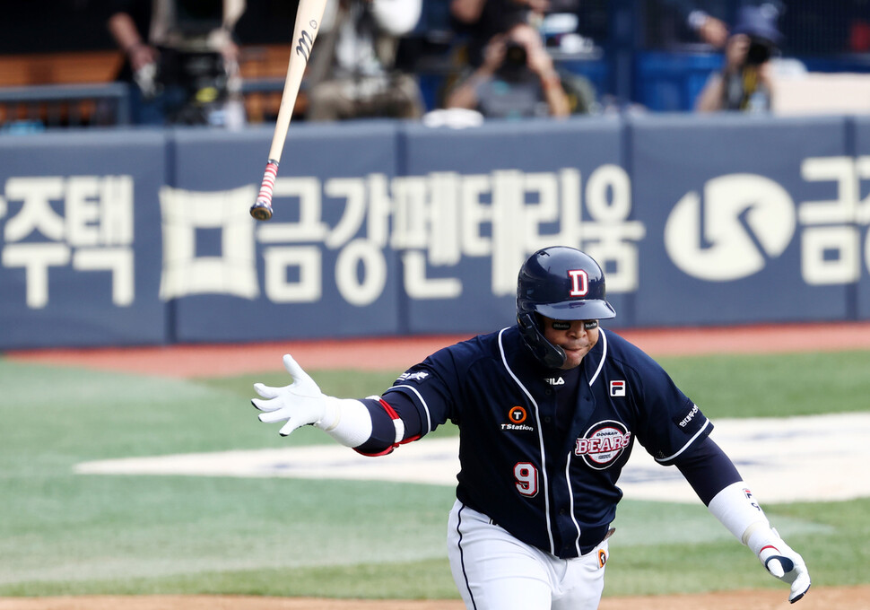 두산 호세 미구엘 페르난데스가 7일 서울 잠실야구장에서 열린 2021 KBO리그 포스트시즌 준플레이오프 3차전 3회초 1사 2루 때 엘지 트윈스 투수 임찬규를 상대로 투런 홈런을 뽑아낸 뒤 1루로 달려가고 있다. 연합뉴스